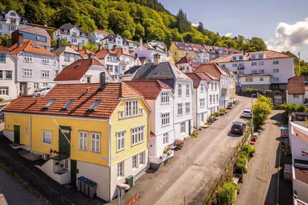 Leilighet I Bergens Vakreste Gate - Nydelig Utsikt Over Innseilingen Til Bergen! المظهر الخارجي الصورة