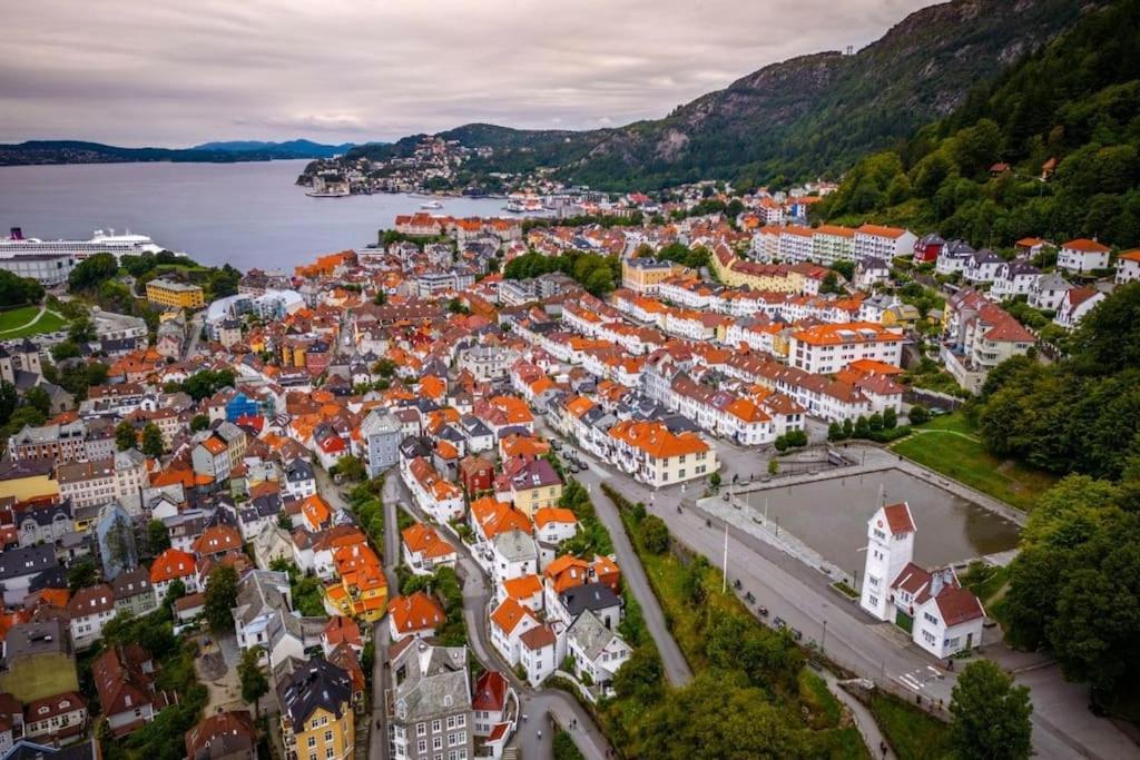 Leilighet I Bergens Vakreste Gate - Nydelig Utsikt Over Innseilingen Til Bergen! المظهر الخارجي الصورة